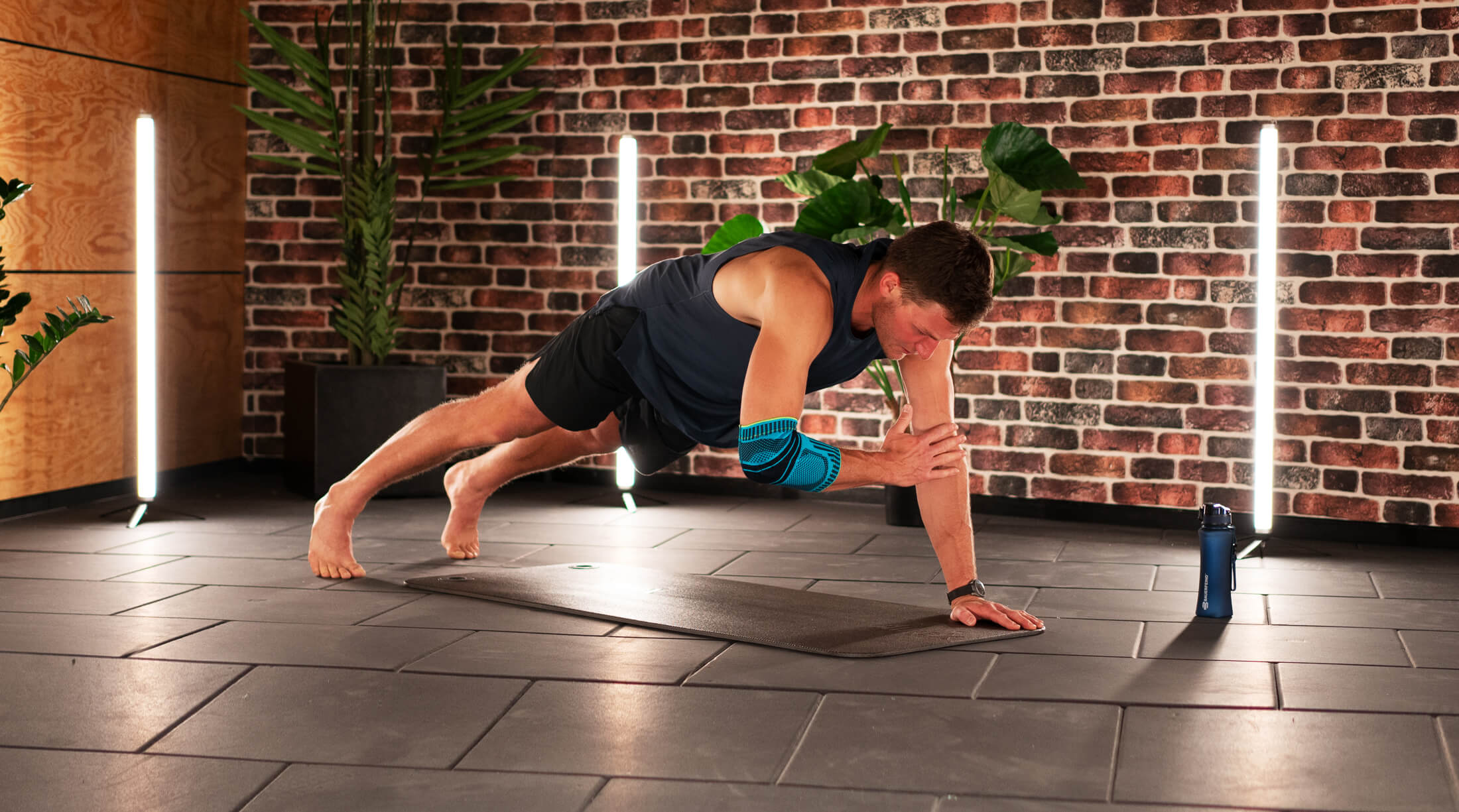 Plank Taps Workout: Strengthens the Arms and Core - Bauerfeind United Kingdom
